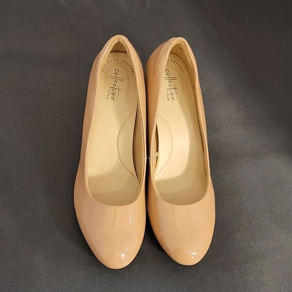 CLARKS COLLECTION ROUND TOE SLIP-ON PUMP